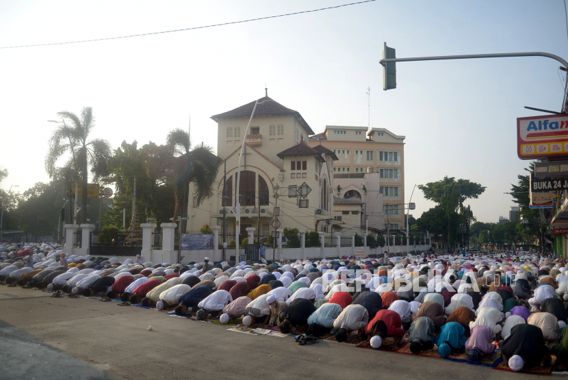 Umat muslim menunaikan shalat ied 1443 H di ruas Jalan Jatinegara, Jakarta, Senin (2/4/2022). 