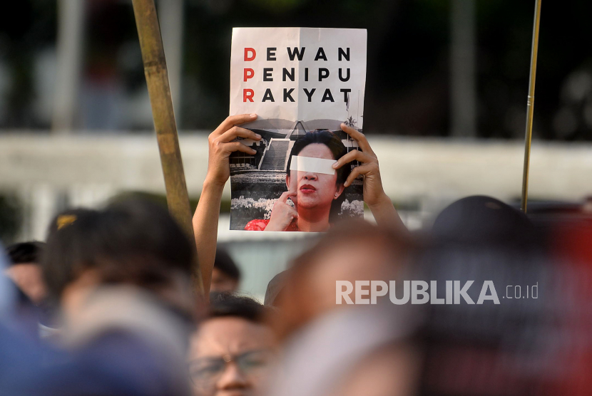 Sejumlah mahasiswa berunjuk rasa terkait Rancangan Kitab Undang-Undang Hukum Pidana (RKUHP) di depan gedung DPR, Jakarta (ilustrasi)