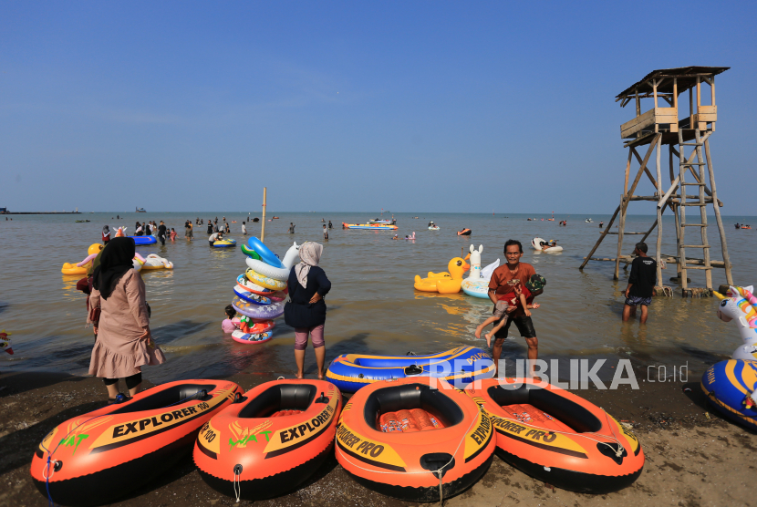 Diterjang Rob, Pengunjung Wisata Pantai Karangsong Menurun (ilustrasi).