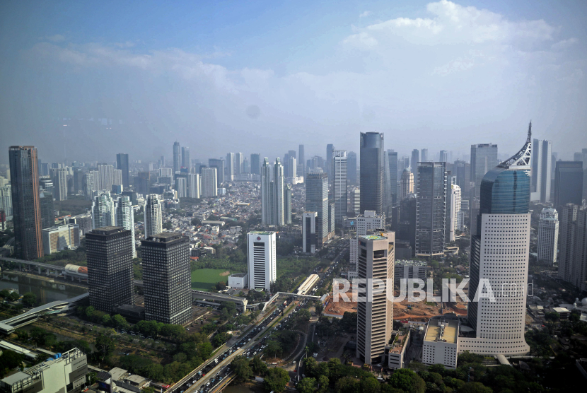 Suasana gedung bertingkat di Jakarta, Jumat (22/9/2023). Bank Indonesia memprakirakan pertumbuhan ekonomi 2023 berada dalam kisaran proyeksi pada 4,5-5,3%. Bank Indonesia terus memperkuat sinergitas stimulus fiskal Pemerintah dengan stimulus makroprudensial Bank Indonesia untuk mendorong pertumbuhan ekonomi, khususnya dari sisi permintaan.