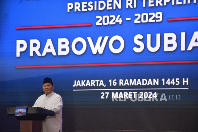Presiden terpilih periode 2024-2029 Prabowo Subianto memberikan sambutan dalam acara silahturahmi dan buka puasa bersama dengan kader Partai Demokrat di Jakarta, Rabu (27/4/2024). Acara silahturahmi ini sekaligus menegaskan Partai Demokrat akan ikut bersama-sama membangun pemerintahan ke depan dan menyukseskan kabinet Prabowo-Gibran.