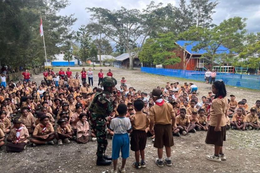 Satgas Yonif 521/DY beri wawasan kebangsaan kepada siswa SD Jayawijaya.