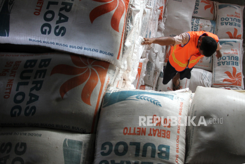 Pekerja menata karung berisi beras di gudang Perum Bulog Meulaboh, Aceh Barat, Aceh, Rabu (24/6/2020). Direktur Utama Perum Bulog Budi Waseso menyebutkan volume stok beras yang dikelola Bulog saat ini mencapai 1,4 juta ton dan stok beras tersebut diperkirakan mencukupi untuk kebutuhan nasional hingga akhir Desember 2020. ANTARA FOTO/Syifa Yulinnas/aww.