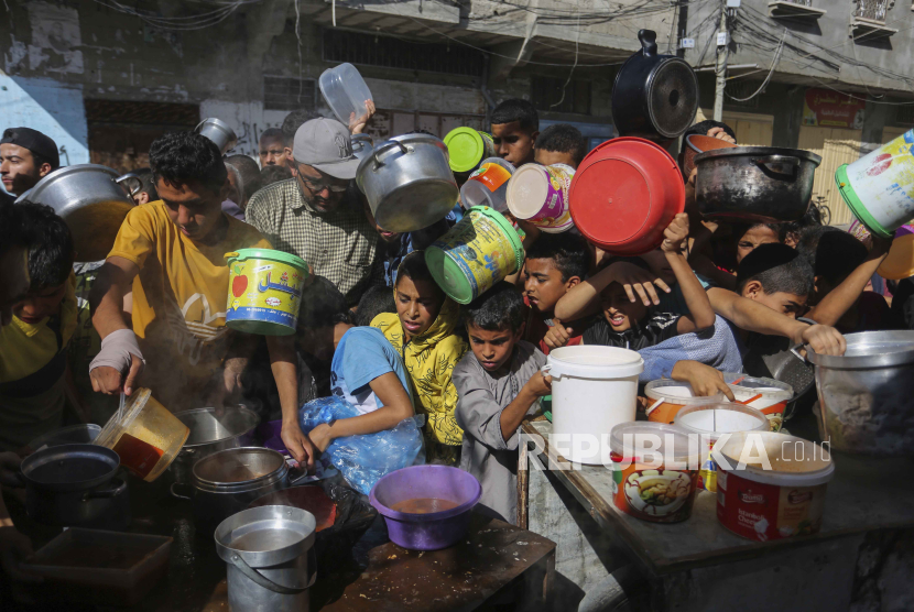 Warga Palestina berkerumun menunggu distribusi makanan di Rafah, Jalur Gaza selatan, Rabu (8/11/2023).