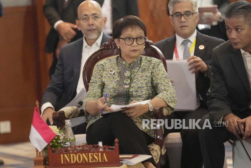 Menteri Luar Negeri Indonesia Retno Marsudi, latar depan, menghadiri pertemuan retret Menteri Luar Negeri Perhimpunan Bangsa-Bangsa Asia Tenggara (ASEAN) di Luang Prabang, Laos, Senin, (29/1/2024).