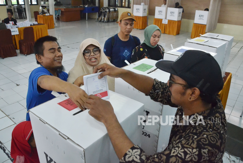 Penyandang disabilitas netra menggunakan hak suaranya di TPS Wiyata Guna, Kota Bandung. Sejumlah TPS di Bandung mengalami kekurangan surat suara dan tertukar antar dapil.