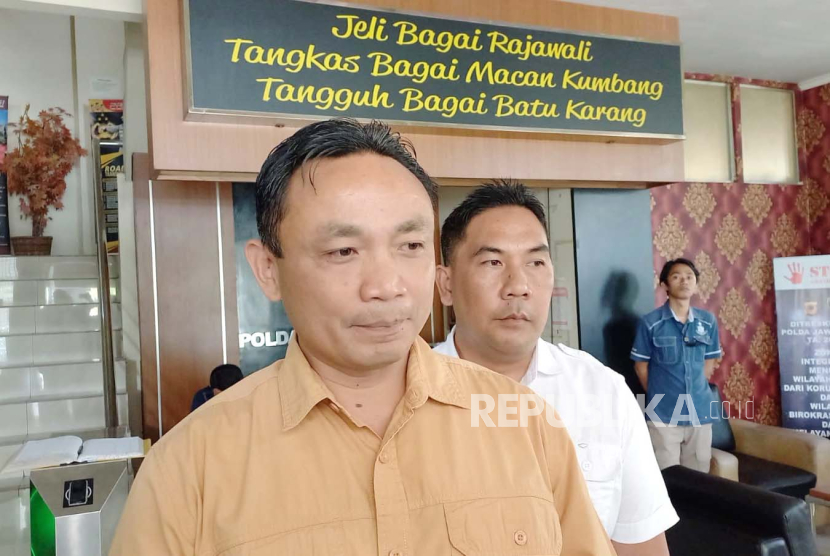 Direktur Kriminal Umum (Dirkrimum) Polda Jabar Kombes Pol Surawan memberikan keterangan terkait perkembangan kasus pembunuhan ibu dan anak di Subang, Rabu (1/11/2023). 
