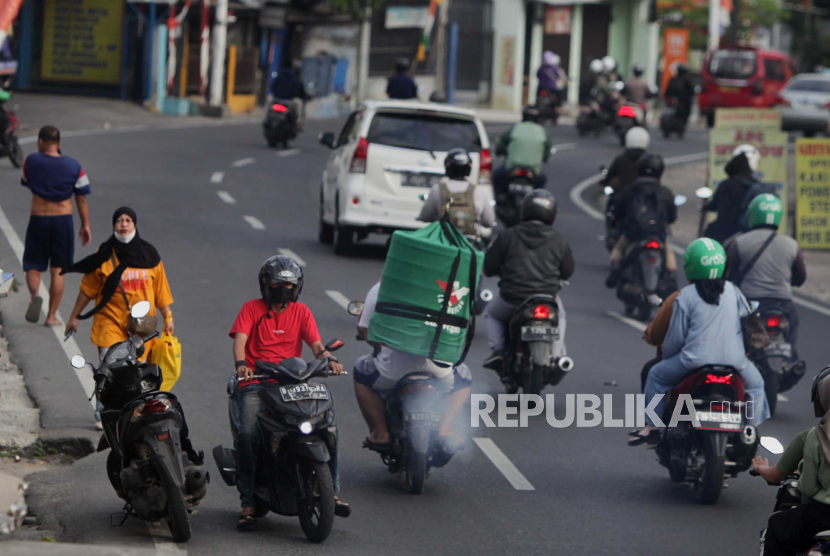 Pengendara motor melawan arah di Jalan Raya Lenteng Agung, Jakarta Selatan, Selasa (22/8/2023). Ditlantas Polda Metro Jaya memasang kamera ETLE di Lenteng Agung.