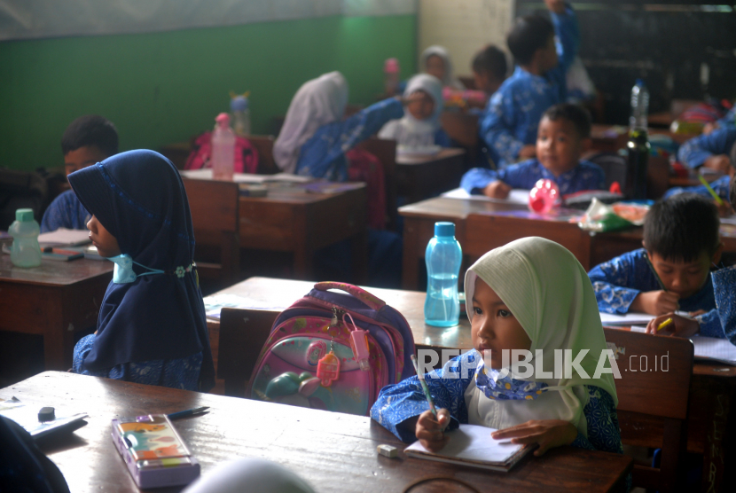 Siswa SD Negeri Bantul sedang mengikuti pelajaran (ilustrasi)