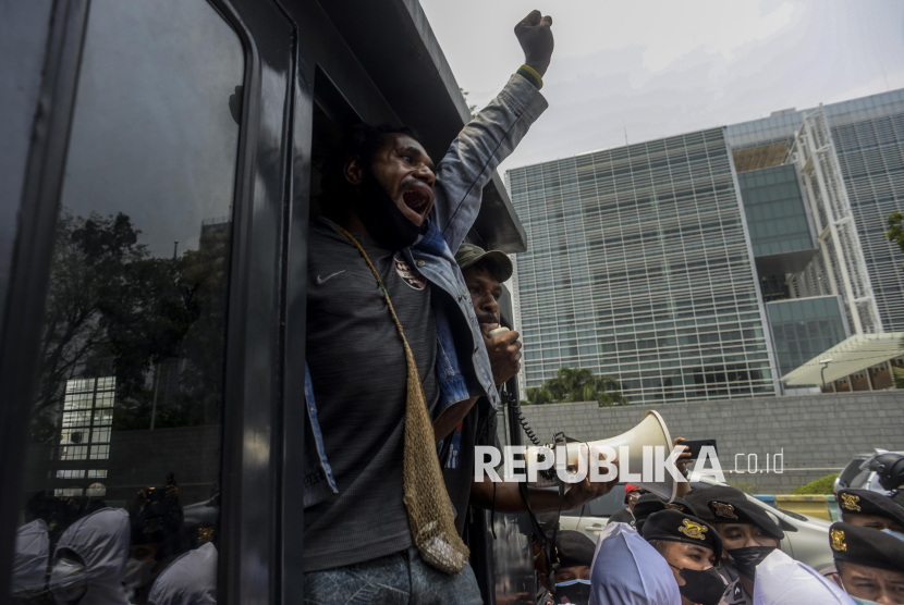 Sejumlah aktivis Papua dimasukan ke dalam mobil tahanan di depan Kedutaan Besar Amerika Serikat, Jakarta, pada 2020.