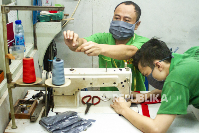 Dewan Kerajinan Nasional Daerah (Dekranasda) Kabupaten Siak, Provinsi Riau, akan menggandeng sejumlah penjahit memproduksi masker yang berbahan dasar kain berjenis BC19 (Foto: ilustrasi pembuatan kain)