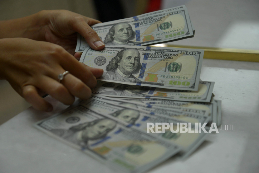 Karyawan menghitung uang dolar AS di salah satu gerai penukaran mata uang asing di Jakarta, Kamis (29/9/2022). Indeks dolar AS naik 0,03 persen menjadi 102,0423 pada akhir perdagangan.
