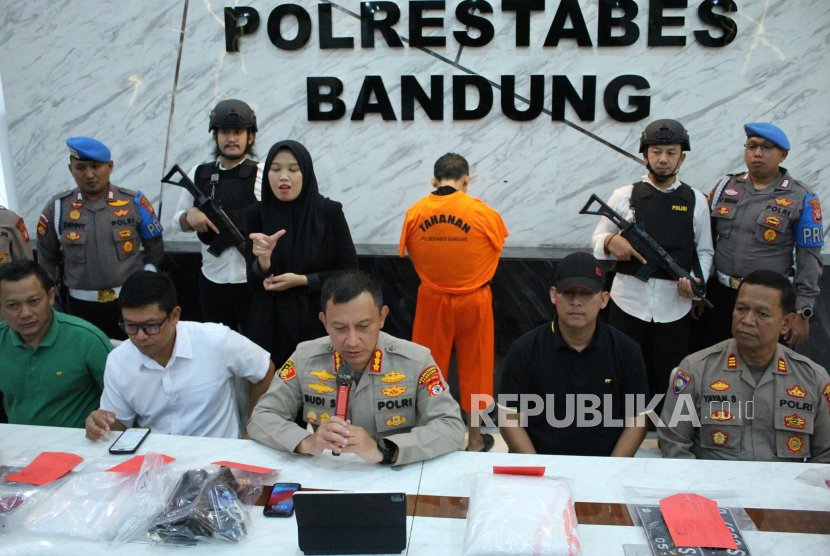 Kapolrestabes Bandung Kombes Pol Budi Sartono menyampaikan keterangan pers kasus pembunuhan mayat terbungkus plastik di Cijerah, saat konferensi pers di Mapollrestabes Bandung, Jalan Merdeka, Kota Bandung, Senin (12/6/2023). Satreskrim Polrestabes Bandung dan Unit Reskrim Polsek Bandung Kulon, akhirnya menangkap dan mengungkap kasus tersebut. Pelaku adalah Ali Nurdin (52 tahun) yang merupakan suami korban Ema Purnama (42 tahun). Tersangka berhasil ditangkap setelah buron selama tujuh hari di Desa Tanjungmulya, Kecamatan Bahar Selatan, Kabupaten Muaro Jambi, Ahad (11/6/2023).