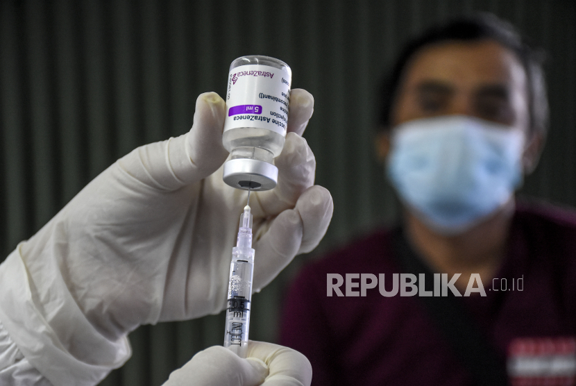 Vaksinator bersiap melakukan vaksinasi Covid-19. 
