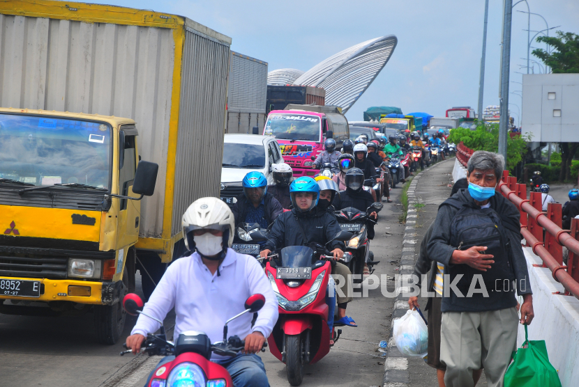 Sejumlah pengendara terjebak kemacetan di jalan jalur pantura, Jati Wetan, Kudus, Jawa Tengah, Senin (6/3/2023). Kemacetan panjang jalan nasional dari arah Kudus menuju Semarang dan sebaliknya itu akibat banjir yang menggenangi jalan itu sejak Kamis (2/3).