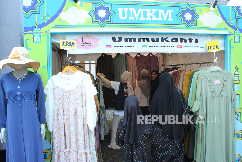 Pelaku usaha mikro, kecil, dan menengah (UMKM) berjualan di Kota Bandung, Jawa Barat.