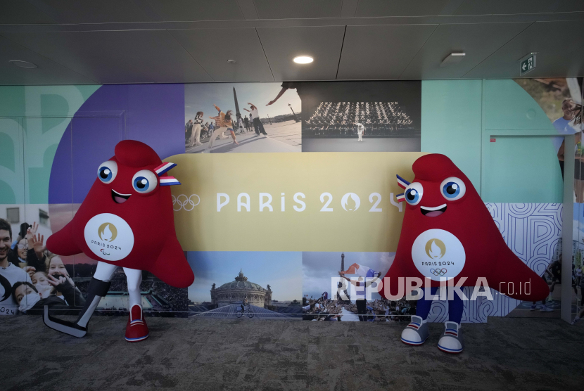 Maskot Olimpiade Paris 2024, kanan, dan Pertandingan Paralimpiade (ilustrasi). Wali Kota Paris Anne Hidalgo menyerukan larangan partisipasi Rusia 