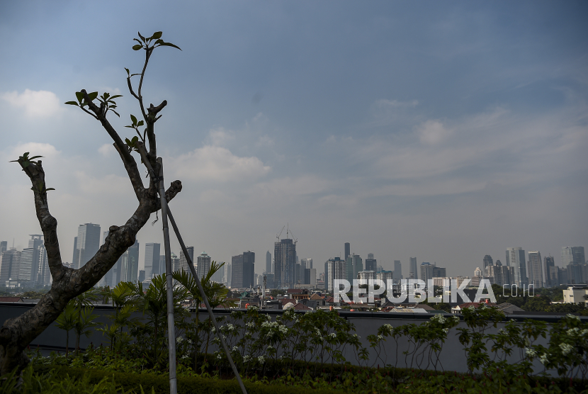 Deretan gedung bertingkat di Jakarta, Senin (1/6). Perekonomian Indonesia berada pada masa terberat pada kuartal II 2020 dengan prediksi pertumbuhan minus 3,1 persen. (ilustrasi)