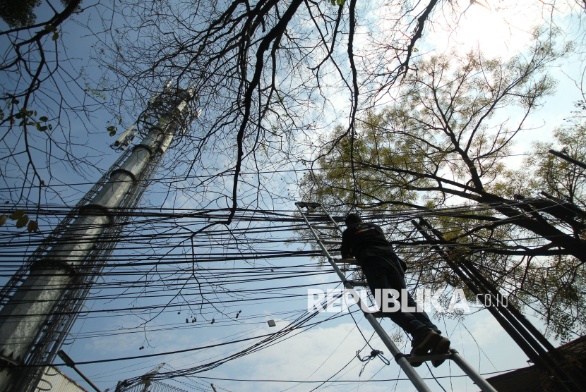Melihat Semrawutnya Kabel di Langit Kota Cirebon, Satu Tiang Tampung 20 Kabel