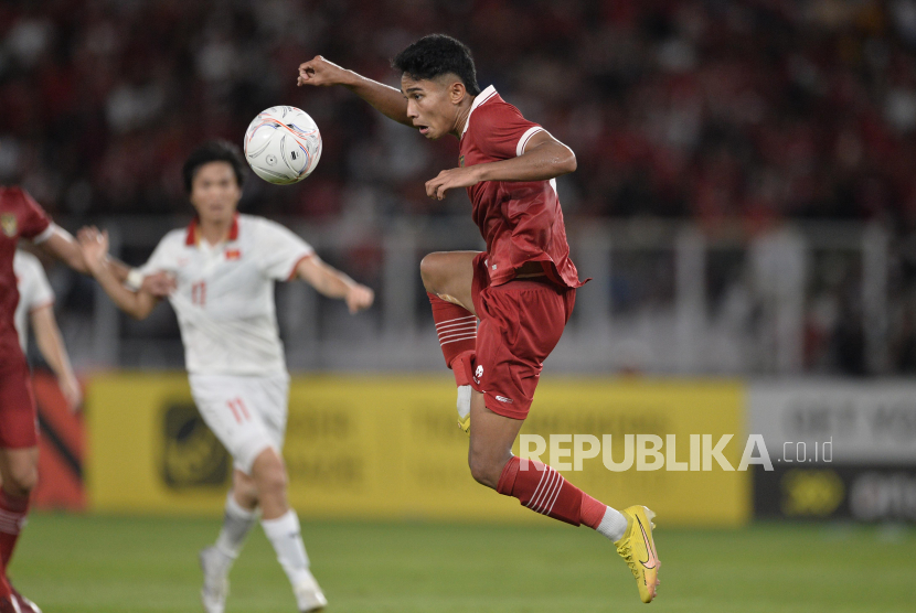Marselino Ferdinan mengontrol bola saat memperkuat Indonesia di Piala AFF 2022.