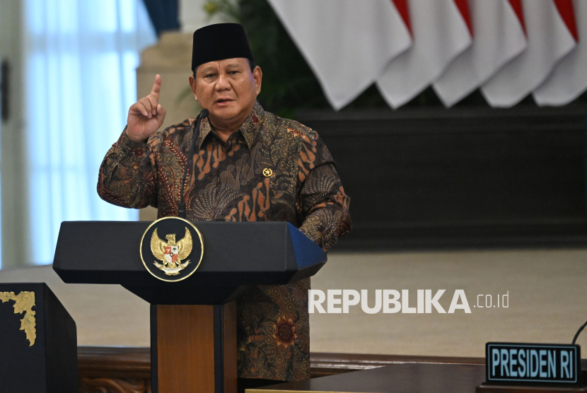 Presiden Prabowo Subianto memimpin Sidang Kabinet Paripurna di Istana Negara, Jakarta, Senin (20/10/2025). Sidang kabinet paripurna yang bertepatan dengan setahun masa pemerintahan Presiden Prabowo dan Wapres Gibran tersebut membahas realisasi pada 2025 dan rencana kerja pada 2026 terkait program kerja Kabinet Merah Putih di sejumlah bidang, dari ekonomi, bidang pangan, energi, pemberantasan kemiskinan, hingga pembangunan SDM. 