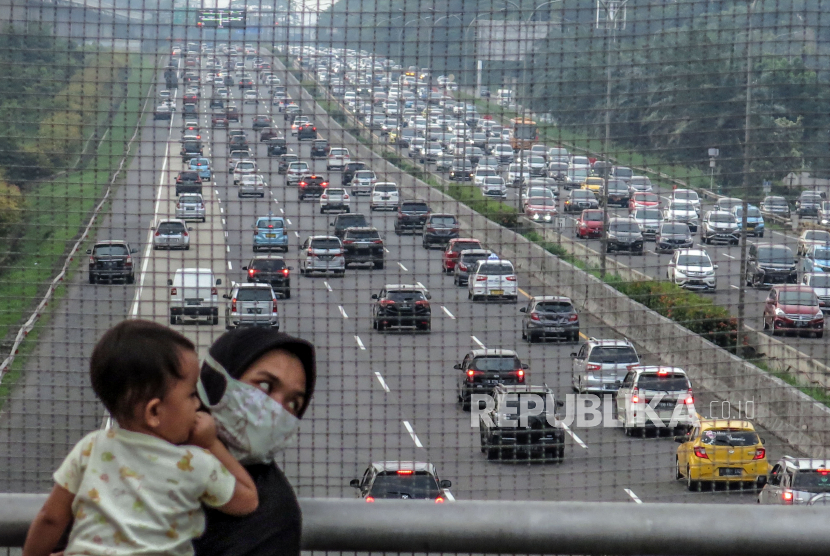 Warga melihat kepadatan kendaraan di ruas Tol Jagorawi, Cibubur, Jakarta Timur (ilustrasi)