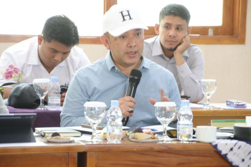 Legislator mengusulkan sekolah mengelola program makanan bergizi gratis.
