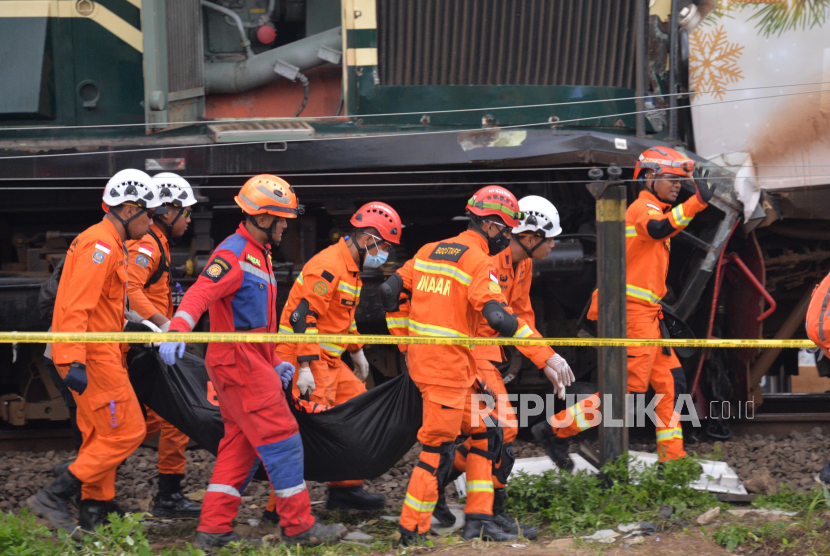 Petugas membawa jenazah korban tabrakan kereta di Cicalengka, Kabupaten Bandung, Jawa Barat, Jumat (5/1/2024). 