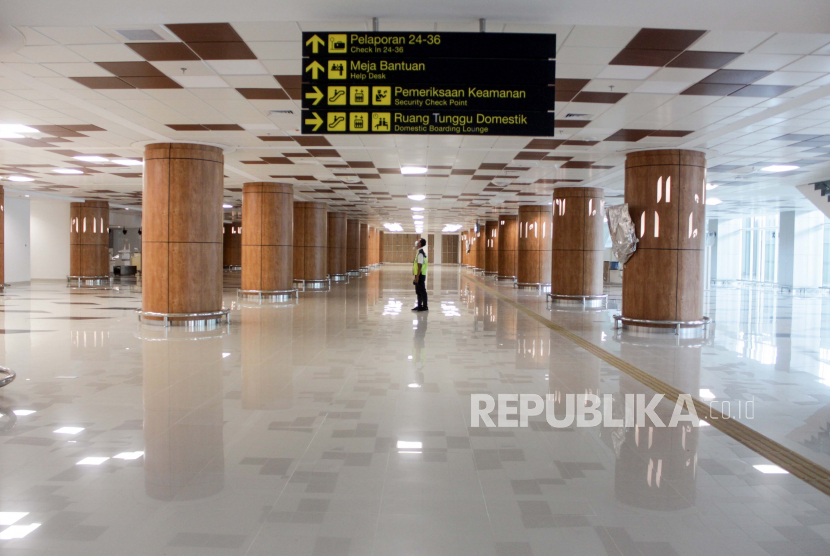 Petugas melintas di lobby baru Terminal 1 Bandara Internasional Juanda, Sidoarjo, Jawa Timur, Senin (4/1/2021). PT Angkasa Pura (AP) I (Persero) saat ini masih mempersiapkan untuk pembentukan holding pariwisata. 