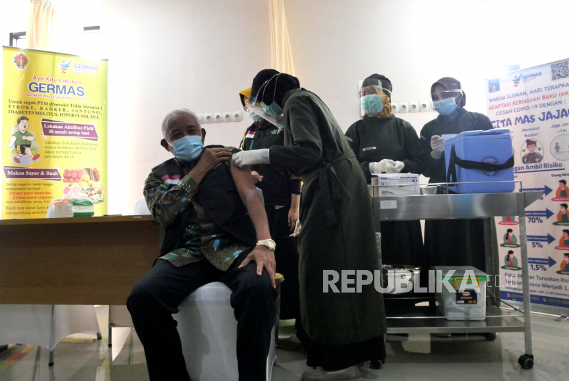 Proses vaksinasi Covid-19 Bupati Sleman Sri Purnomo di Puskesmas Ngemplak II di Sleman, Yogyakarta, Kamis (14/1). Pada Kamis (21/1), Bupati Sleman Sri Purnomo dikonfirmasi positif Covid-19.