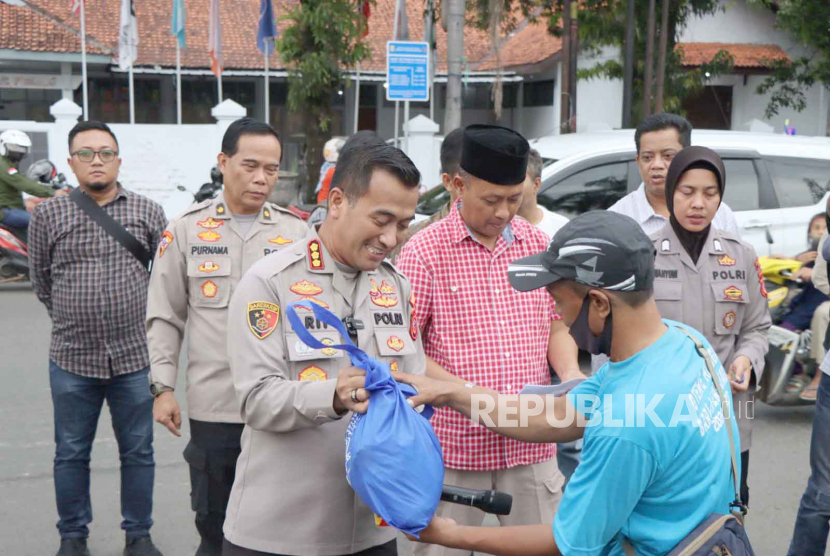 Jajaran Polresta Cirebon membagikan paket bahan pokok kepada para tukang becak, ojek, dan juru parkir di lingkungan sekitar Markas Polresta Cirebon, Jawa Barat, Jumat (14/4/2023).