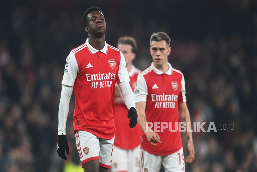 Reaksi pemain Arsenal Eddie Nketiah (kiri) setelah pertandingan sepak bola Liga Utama Inggris antara Arsenal dan Southampton di Stadion Emirates di London, Inggris, Sabtu (22/4/2023) dini hari.