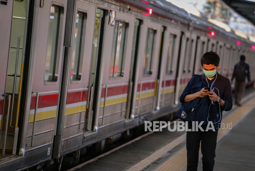 Seorang penumpang berjalan di peron Stasiun Tangerang di Banten, Senin (20/4/2020). Kepala Badan Pengelola Transportasi Jabodetabek (BPJT) Polana P Pramesti mengatakan pengguna moda transportasi KRL mengalami penurunan pada Maret 2020 sebesar 30,38 persen menjadi sekitar 598 ribu penumpang per hari dari jumlah penumpang pada Januari 2020 sebanyak 859 ribu orang per hari