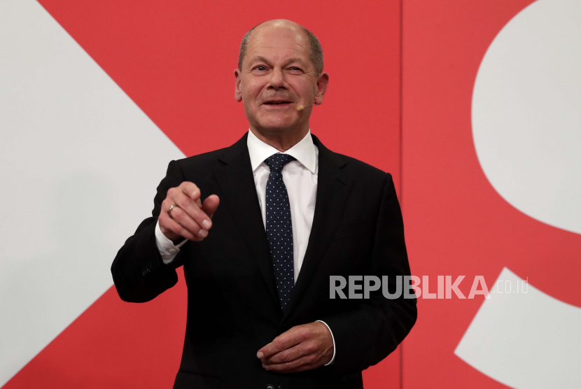  Olaf Scholz, kandidat utama kanselir Partai Sosial Demokrat (SPD) berbicara kepada para pendukungnya setelah pemilihan parlemen Jerman di markas besar partai di Berlin,Ahad (26/9).