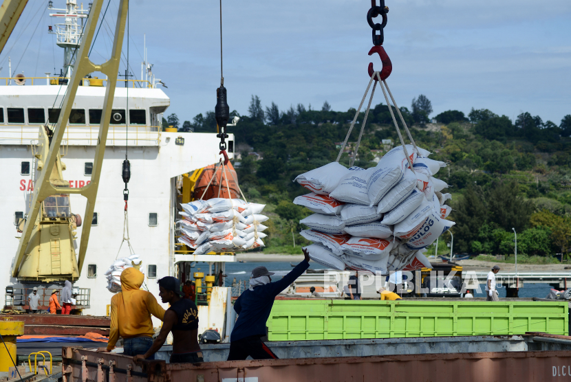 Buruh pelabuhan menurunkan beras impor asal Vietnam dari kapal kargo di Pelabuhan Malahayati, Kabupaten Aceh Besar, Aceh, Kamis (5/1/2023). 