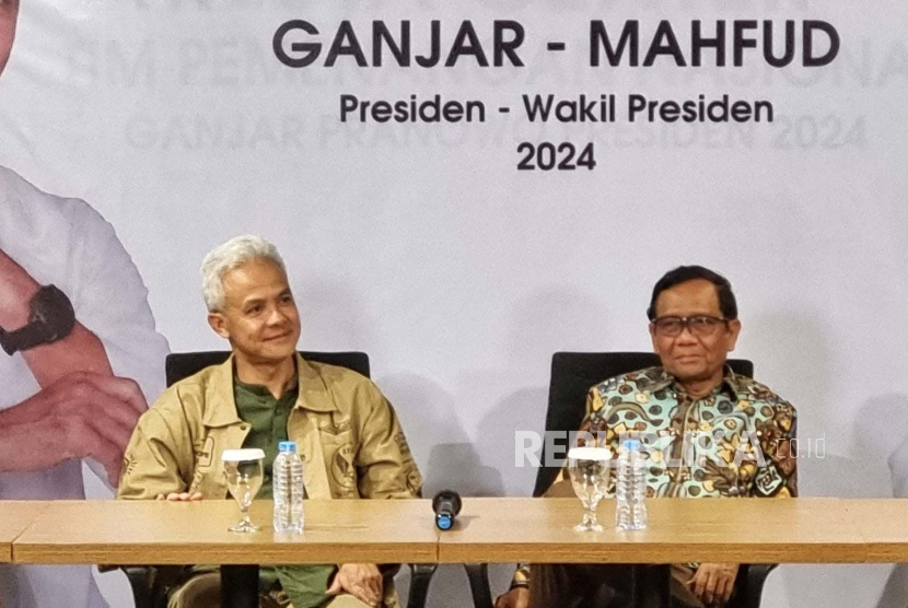 Bakal calon presiden (capres), Ganjar Pranowo menanggapi kabar yang menyebut Gibran Rakabuming Raka akan dipilih sebagai pendamping dari Prabowo Subianto, di Media Center TPN Ganjar-Mahfud, Jakarta, Ahad (22/10/2023) malam. 