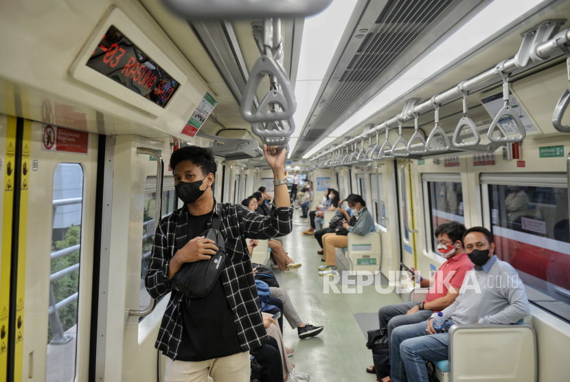 Penumpang menaiki Kereta Api Ringan atau Light Rail Transit (LRT) Jabodebek di stasiun Dukuh Atas, Jakarta, Selasa (9/1/2024). 