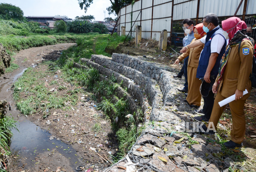 Wakil Wali Kota Bandung Yana Mulyana meninjau kolam retensi di Jalan Bima, Senin (19/4/2021). 