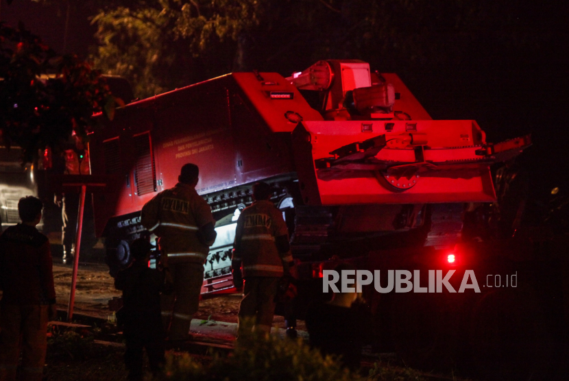 Robot damkar diturunkan untuk memadamkan api ke lokasi kebakaran gudang munisi daerah Batalyon Artileri Medan (Yonarmed) 07/155 GS Kodam Jaya di Ciangsana, Kabupaten Bogor, Ahad (31/3/2024). Sebanyak dua robot damkar dikerahkan untuk meminimalisir risiko terhadap pesonel damkar. Robot tersebut bisa digerakan menggunakan remote control dengan jarak sejauh 500 meter.