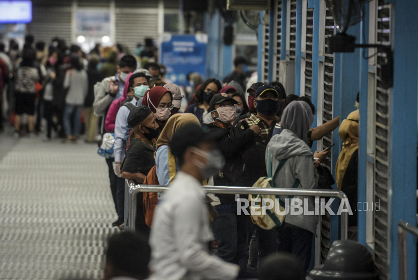 Sejumlah penumpang menunggu kedatangan Transjakarta di Halte Transjakarta Harmoni, Jakarta, Senin (21/9). Transjakarta memperpendek jam operasional mulai pukul 05.00 WIB hingga 19.00 WIB pada Senin (21/9), selama masa penerapan Pembatasan Sosial Berskala Besar. Republika/Putra M. AKbar