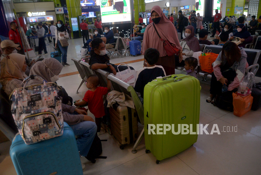Calon penumpang menunggu kedatangan kereta di Stasiun Gambir, Jakarta Pusat, Ahad (24/4/2022).
