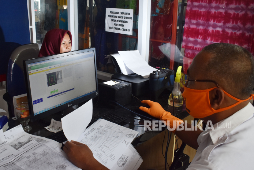 Petugas merekam data pemohon Kartu Tanda Penduduk (KTP) Elektronik di mal pelayanan publik. ilustrasi