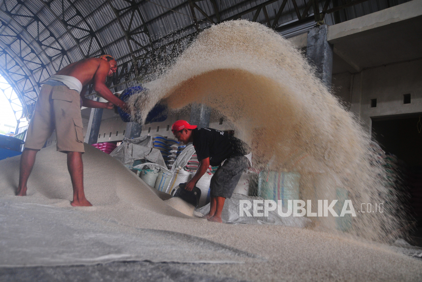 Pekerja mencampur beras di Pasar Baru, Wergu Wetan, Jati, Kudus, Jawa Tengah, Senin (6/2/2023).