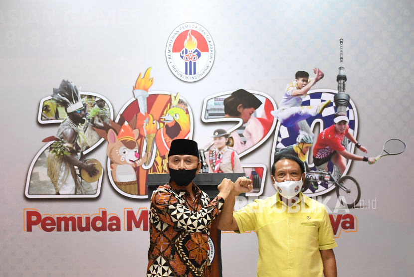 Menpora Zainudin Amali (kanan) dan Ketua Umum PSSI Mochamad Iriawan melakukan salam siku seusai konferensi pers terkait penyelenggaraan Piala Dunia U-20 2021 di Kantor Kemenpora, Jakarta, Jumat (3/7/2020). 