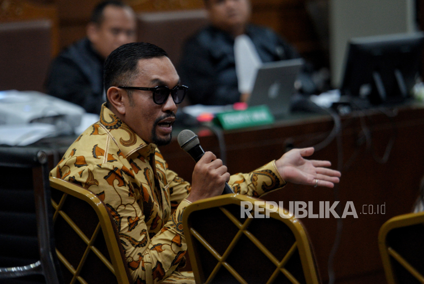 Anggota DPR RI Ahmad Sahroni memberikan keterangan sebagai saksi dalam sidang terkait kasus pemerasan dan gratifikasi di Kementerian Pertanian, dengan terdakwa Syahrul Yasin Limpo di Pengadilan Tipikor, Jakarta, Rabu (5/6/2024). 