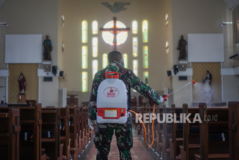 Anggota TNI menyemprotkan cairan disifektan di Gereja. Persekutuan Gereja-gereja di Indonesia (PGI) mengimbau gereja untuk meniadakan kegiatan ibadah di gereja selama dua pekan ke depan dalam rangka mendukung upaya menghentikan penyebaran COVID-19 atau virus Corona baru.