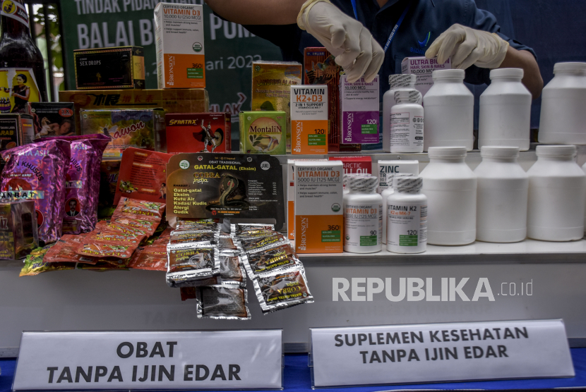 Petugas menata barang bukti obat dan suplemen tanpa izin edar saat pemusnahan obat dan makanan ilegal di kantor BBPOM (ilustrasi).