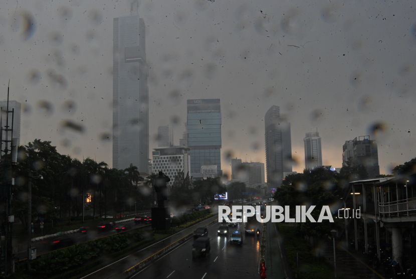 Tips Ampuh Cegah Sakit Saat Terpapar Hujan yang Mengandung Mikroplastik