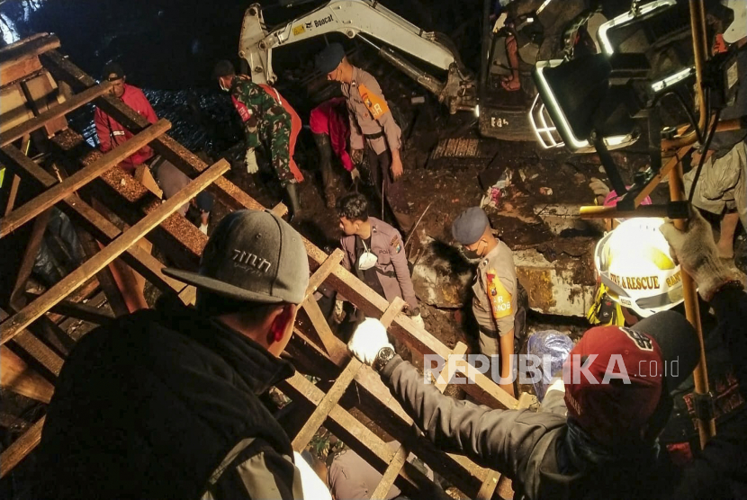 Foto handout yang disediakan oleh Badan Penanggulangan Bencana Daerah (BPBD) Batu menunjukkan tim penyelamat mencari korban banjir bandang di Batu, Jawa Timur, Kamis (4/11/2021). Menurut Badan Nasional Penanggulangan Bencana (BNPB) berat Hujan memicu banjir bandang yang menyebabkan sejumlah orang hilang.