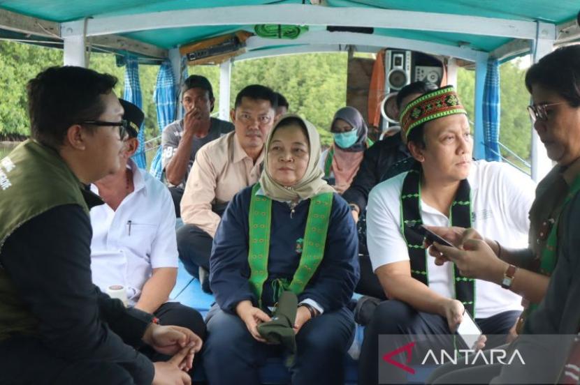 Wamen LH dorong kerja sama tangani sampah di hutan mangrove Mabar.